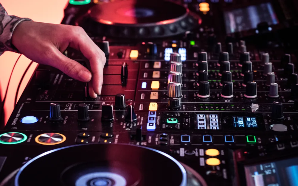 Lähivaade DJ-mikserist ja mängijatest