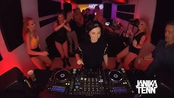 Janika Tenn DJ-puldi taga WROMD salvestusel, publik tema ümber.
