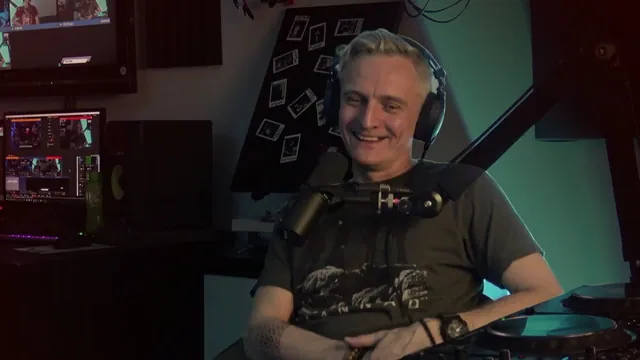 Meelis Meri istub WROMD intervjuus mikrofoni ees.