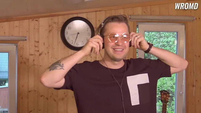Kaarel Sein istub kõrvaklappidega puidust seintega ruumis.