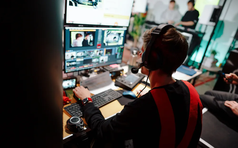 Videoproduktsiooni töölaud ekraanide ja juhtpuldiga