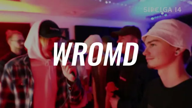 Kaks esinejat WROMD logo taustal.