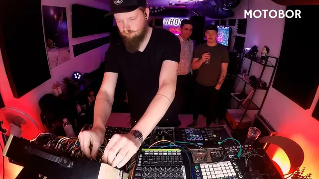 Motobor mängib WROMD stuudios DJ-puldi taga.
