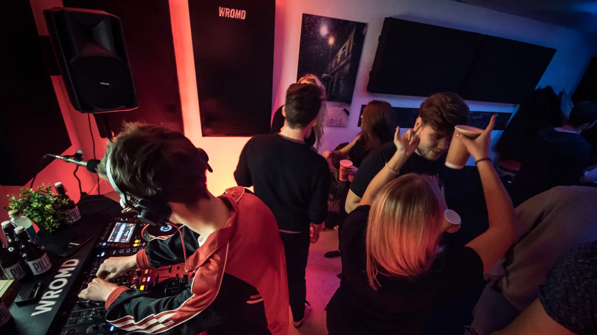 Inimesed WROMD stuudios DJ-puldi ümber